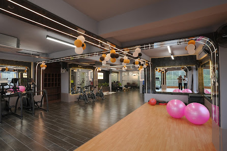 Inside the training floors of Elite Fitness Club, scene 14